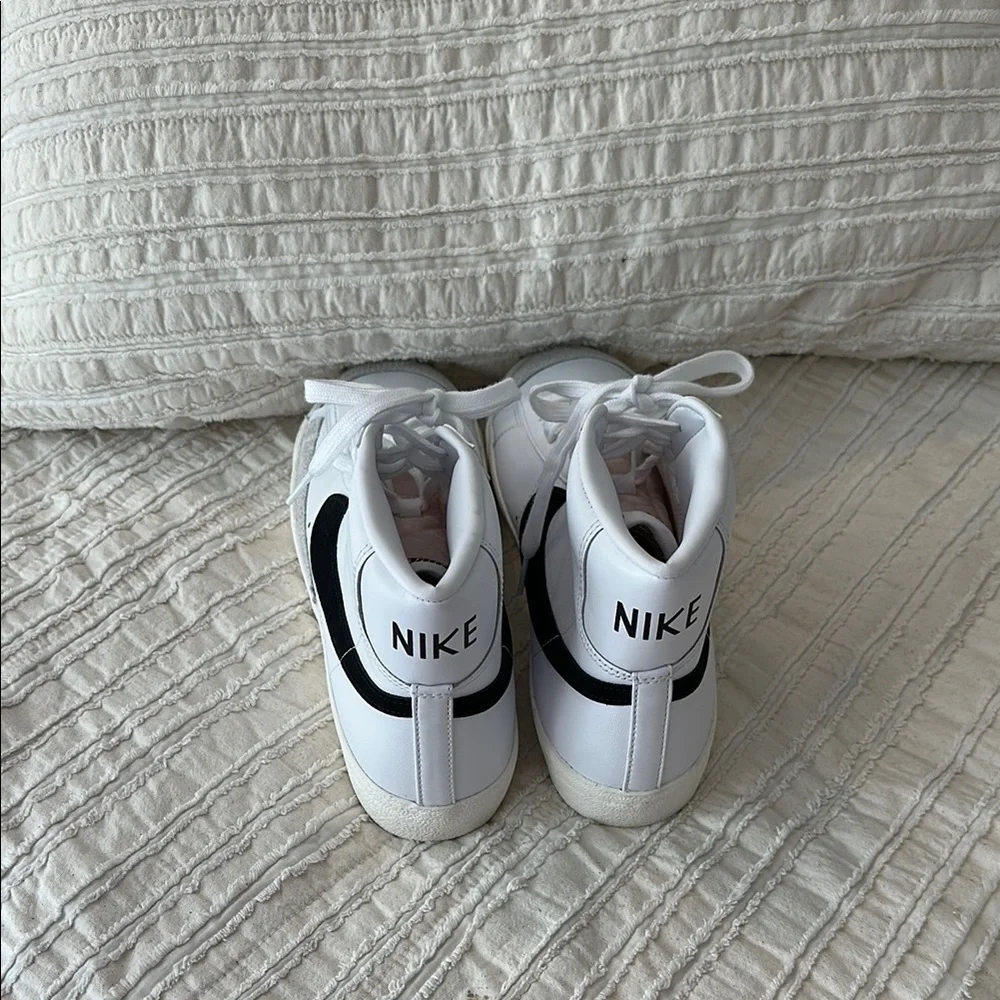 NWOT Men’s Nike White and Black High-Tops - Picture 2 of 7